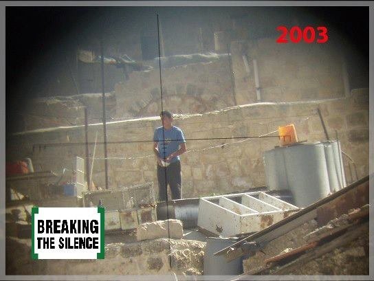 Un palestino, en el punto de mira de un soldado israelí, en Hebrón, Cisjordania, en 2003. Foto: Breaking the Silence