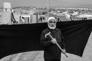 Sin la ayuda de su bastón, Ahmed no habría podido cruzar la frontera entre Siria e Irak, un trayecto a pie de dos horas. Dejó Damasco junto a su familia, y ahora vive en el campo de refugiados de Domiz. A uno de sus hijos, que se quedó en Siria, lo mataron el pasado mes de octubre. Foto: Brian Sokol / UNHCR