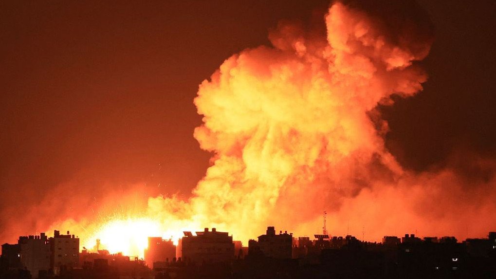 Israel deja sin luz a Gaza y despliega 300.000 soldados en la frontera
